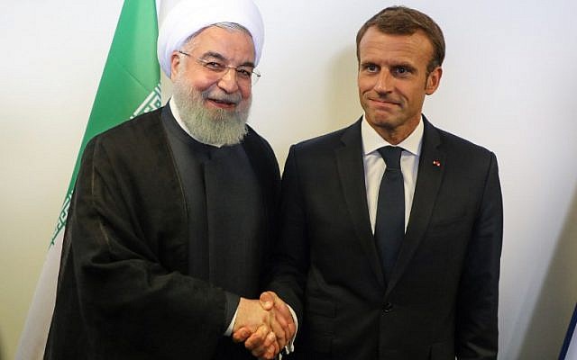 Le président français Emmanuel Macron, (à droite), rencontre son homologue iranien  Hassan Rouhani, en marge de l'Assemblée générale de l'ONU à New York, le 25 septembre 2018. (Crédit :  AFP PHOTO / ludovic MARIN)