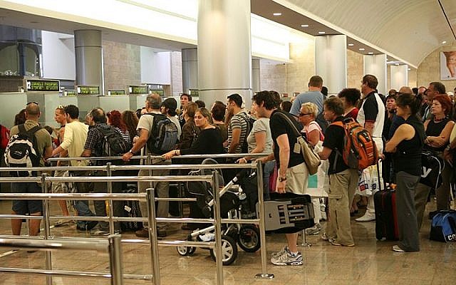 Les voyageurs font la queue au contrôle des passeports de l'aéroport international Ben Gurion en Israël. (Yossi Zamir / Flash90)