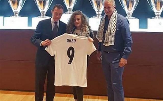 Ahed Tamimi accueillie au club de football du Real Madrid, le 29 septembre 2018 (Crédit : Twitter)