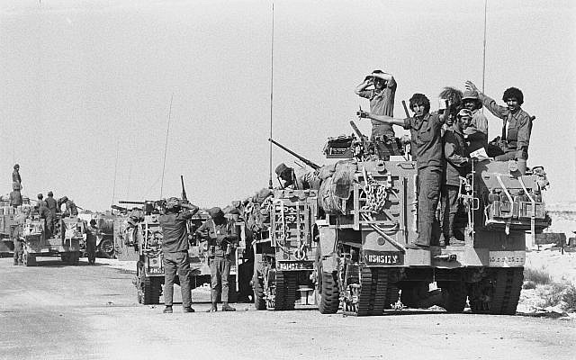 Des blindés israéliens prennent position dans la péninsule du Sinaï au début de la guerre de Yom Kippour, le 6 octobre 1973 (Crédit : Avi Simhoni/Bamahane/archives du ministère de la Défense)