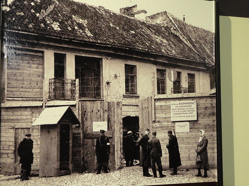 L'entrée principale du ghetto de Vilnius en Lituanie, en 1941 pendant la Seconde Guerre mondiale. (Wikimedia Commons - domaine public)