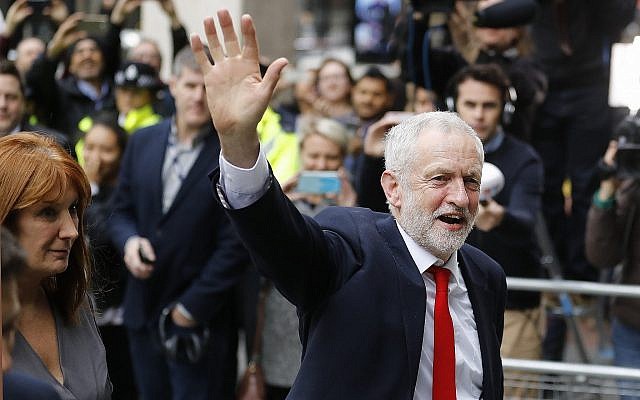 Le chef britannique du Labour Jeremy Corbyn arrive au siège de son parti à Londres, le 9 juin 2017 (Crédit : AP Photo/Frank Augstein)