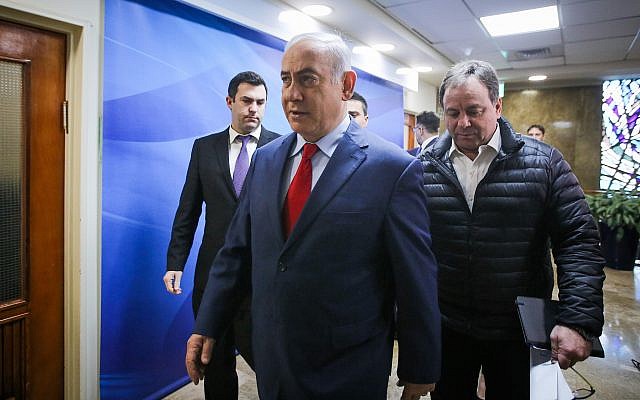 David Keyes, (à gauche), accompagne le Premier ministre Benjamin Netanyahu à la réunion hebdomadaire du cabinet à Jérusalem, le 11 mars 2018. (Marc Israel Sellem/pool)
