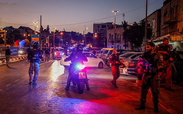 Les forces de sécurité israéliennes sur la scène d'une tentative d'attentat aux abords de la porte de Damas dans la Vieille Ville de Jérusalem à la veille de Yom Kippour, la journée juive du grand pardon, le 18 septembre 2018 (Crédit : Sliman Khader/Flash90)
