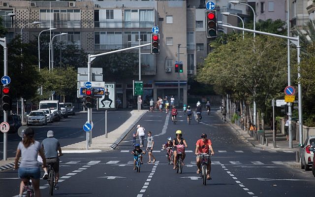 Les Israéliens font du vélo dans les rues vides de Tel Aviv, à Yom Kippour, le 19 septembre 2018 (Crédit : Miriam Alster/Flash 90)