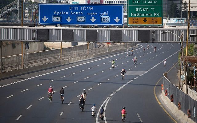 Les Israéliens font du vélo le long de l'autoroute vide d'Ayalon à Tel Aviv, à Yom Kippour, le 19 septembre 2018 (Crédit : Miriam Alster/Flash 90)