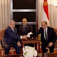 Benjamin Netanyahu serre la main du président égyptien Abdel Fatah el Sissi, le 26 septembre 2018, à la résidence égyptienne à New York (Crédit : Avi Ohayon/GPO)