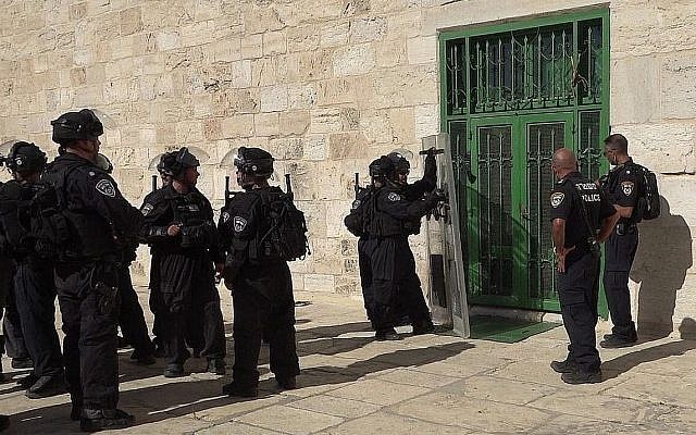 Des policiers se trouvent à l'extérieur de la mosquée Al-Aqsa lors des affrontements qui ont suivi les prières du vendredi après-midi dans l'enceinte du Mont du Temple, dans la Villeille Vieille de Jérusalem, le 27 juillet 2018. (Porte-parole de la police)