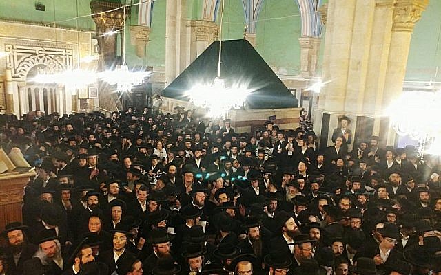 Des milliers de Juifs religieux visitent le lieu saint du Tombeau des Patriarches dans la ville de Hébron, en Cisjordanie, le 17 septembre 2018. (Armée israélienne)