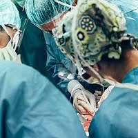 Photo d'illustration.. Une équipe de chirurgiens lors d'une opération dans un hôpital. (Crédit : IStock)