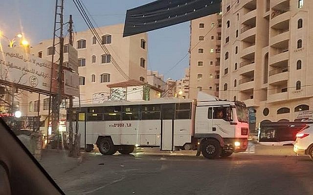 Un bus militaire israélien après son entrée accidentelle dans le camp de Qalandiya en Cisjordanie, dans le nord de Jérusalem, le 16 septembre 2018 (Crédit : Twitter)