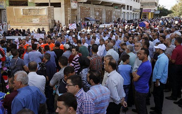 Des employés palestiniens de l'UNRWA participent à une manifestation contre les licenciements survenus à l'agence chargée d'aider les réfugiés palestiniens à Gaza City, le 19 septembre 2018 (Crédit :AFP / SAID KHATIB)