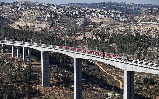 Une section de la ligne ferroviaire à grande vitesse Jérusalem-Tel Aviv dans la périphérie de Jérusalem, le 25 septembre 2018. (Ahmad Gharabli/AFP)