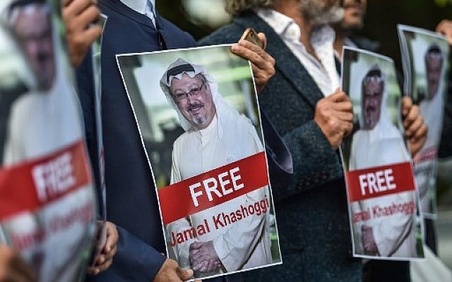 Un manifestant brandit une photo de Jamal Khashoggi, journaliste porté disparu, devant le consulat saoudien à Istanbul, le 5 octobre 2018. (Crédit : AFP/ OZAN KOSE)