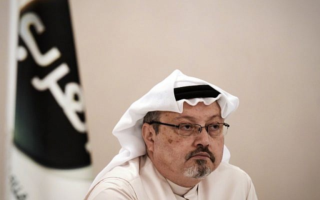 Le journaliste saoudien et directeur de Alarab TV, Jamal Khashoggi, à Manama en 2014. (Crédit : AFP/MOHAMMED AL-SHAIKH)
