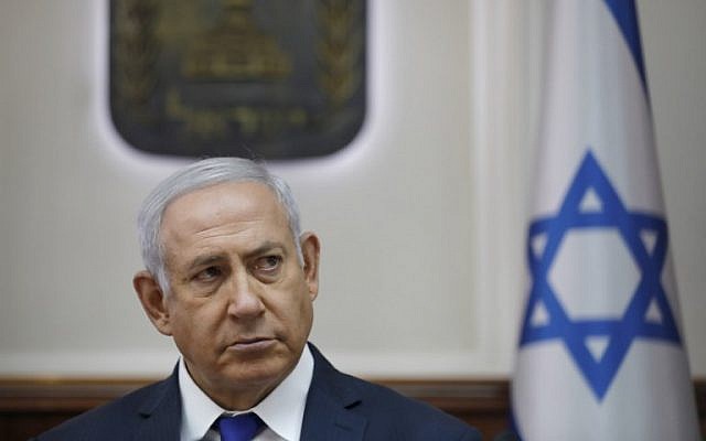 Le Premier ministre israélien Benjamin Netanyahu lors de la réunion hebdomadaire au bureau du Premier ministre à Jérusalem, le 7 octobre 2018 (Crédit :  / AFP PHOTO / POOL / ABIR SULTAN