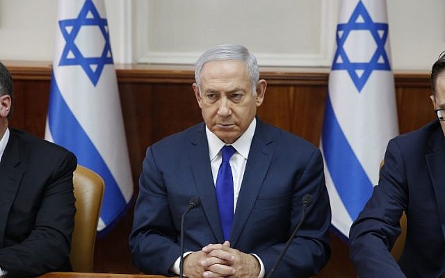 Le Premier ministre israélien Benjamin Netanyahu  lors de la rencontre hebdomadaire de cabinet au bureau du Premier ministre de Jérusalem, le 7 octobre 2018 (Crédit :  AFP / POOL / ABIR SULTAN)