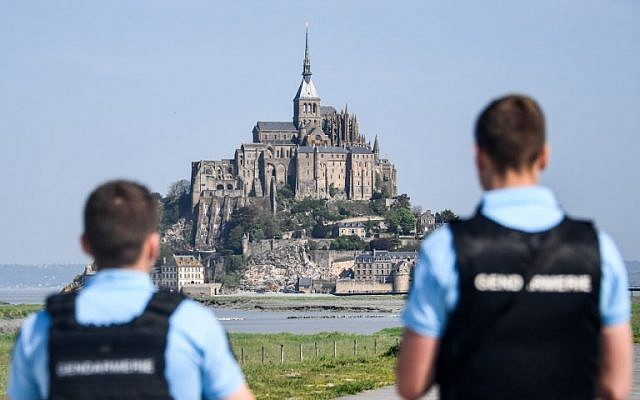 Des gendarmes bloquent l'accès au Mont Saint Michel, comme mesure de précaution après qu'un homme, probablement sujet à des troubles psychiatriques, a menacé de s'en prendre aux forces de l'ordre, le 22 avril 2018. (Crédit ! Damien MEYER / AFP)
