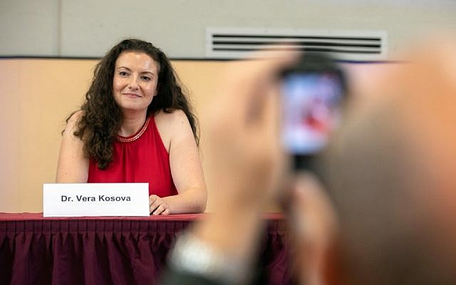 Vera Kosova sourit après avoir été élue présidente d'un nouveau groupe juif au sein du parti d'extrême droite AfD en Allemagne lors de la cérémonie de création du groupe le 7 octobre 2018 à Wiesbaden, dans l'ouest de l'Allemagne. (Crédit : AFP / dpa / Frank Rumpenhorst)