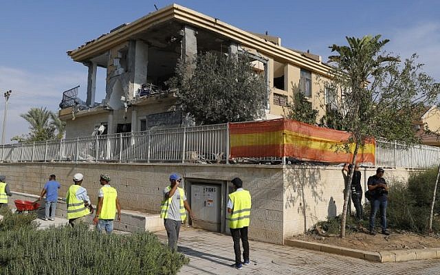 Une maison a été détruite après avoir été frappée par une roquette palestinienne tirée depuis la bande de Gaza dirigée par le Hamas, l'un des premiers tirs ces dernières semaines depuis Gaza, sur Beer Sheva, dans le centre d'Israël, le 17 octobre 2018. (Crédit : Jack GUEZ / AFP)