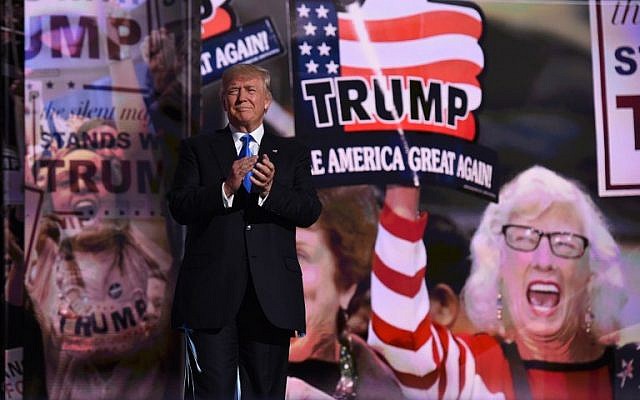 Le candidat républicain à la présidence  Donald Trump sur la scène au premier jour de la convention nationale républicaine à Cleveland, dans l'Ohio, le 18 juillet 2016 (Crédit :  AFP/TIMOTHY A. CLARY)