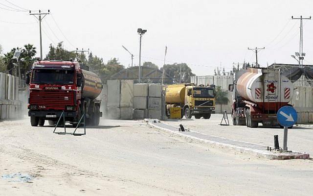 Des camions transportant du carburant pour la bande de Gaza entrent à Rafah par le point de passage de Kerem Shalom entre Israël et le sud de la bande de Gaza le 16 mars 2014. (AFP Photo/Said Khatib)