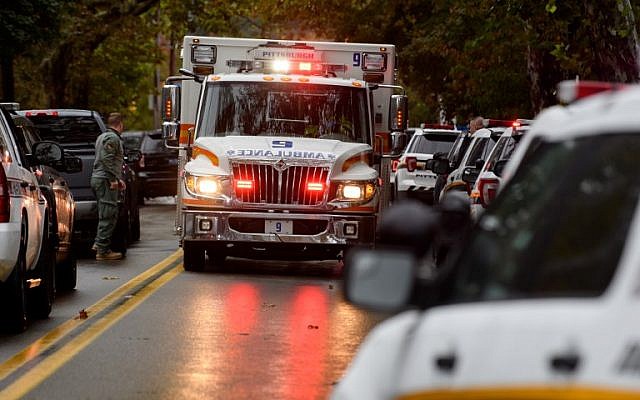 La police répond à 'une fusillade massive à la synagogue Tree of Life dans le quartier de Squirrel Hill le 27 octobre 2018 à Pittsburgh, en Pennsylvanie. (Crédit : Jeff Swensen / Getty Images / AFP)