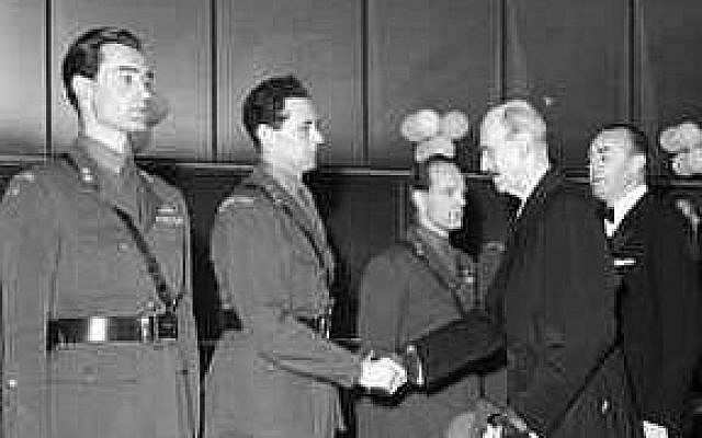 Joachim Ronneberg (à gauche), Jens Anton Poulsson et Kasper Idland reçoivent le roi Haakon VII à l'avant-première du film "La Bataille de l'eau lourde", à Oslo, en 1948. (Crédit :CC BY-SA 4.0 Wikipedia/Leif Ornelund)