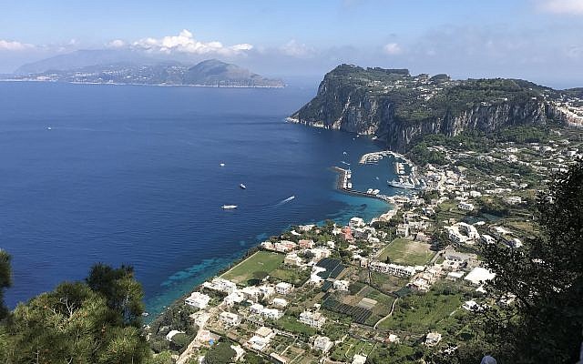 Une vue de l'île de Capri, en Italie (Crédit :  Flickr/Greger Ravik/CC BY)