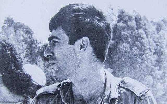 Ron Arad, pilote de l'armée de l'air, disparu en 1986, dans sa combinaison de vol. (Armée de l'air israélienne)