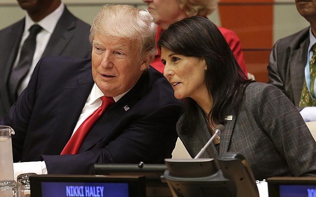 Le président américain Donald Trump s'entretient avec l'ambassadrice des États-Unis auprès de l'ONU Nikki Haley, avant une réunion à l'Assemblée générale de l'ONU au siège de l'ONU à New York, le 18 septembre 2017. (AP Photo/Seth Wenig)