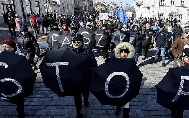 Des résidents de Varsovie manifestent contre la recrudescence de l'antisémitisme en Pologne, le 17 mars 2018. (Crédit : AP /Czarek Sokolowski)