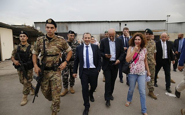 Les soldats libanais entourent le ministre des Affaires étrangères Gebran Bassil, au centre, lors d'une visite aux abords d'un club de football en présence de diplomates et de journalistes, à proximité de l'aéroport international de Beyrouth, au Liban, le 1er octobre 2018 (Crédit : AP Photo/Hassan Ammar)