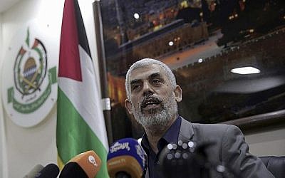 Yahya Sinwar, le dirigeant du Hamas dans la bande de Gaza, s'adresse à des correspondants étrangers dans son bureau à Gaza, le jeudi 10 mai 2018. (AP Photo/Khalil Hamra)