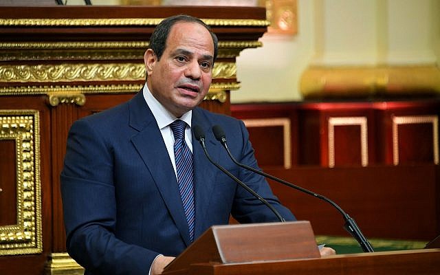 Le président égyptien Abdel-Fattah el-Sissi s'exprime devant la Chambre pour un second mandat de quatre ans au Caire, le 2 juin 2018. (Crédit : Bureau de presse de la présidence égyptienne via l'AP)