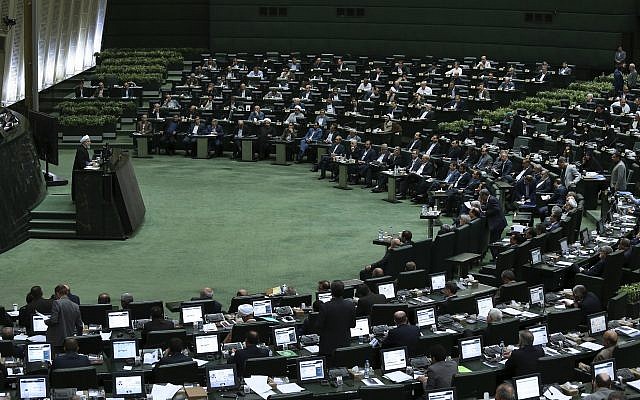 illustration : le parlement iranien à Téhéran le 28 août 2018. (Crédit : Vahid Salemi/AP)