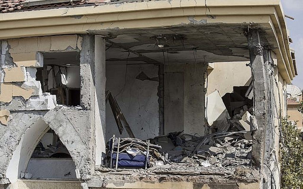 Les dégâts faits dans une maison touchée par un missile lancé depuis la bande de Gaza à Beer Sheva, dans le sud d'Israël, le mercredi 17 octobre 2018 (Crédit : AP/Tsafrir Abayov)