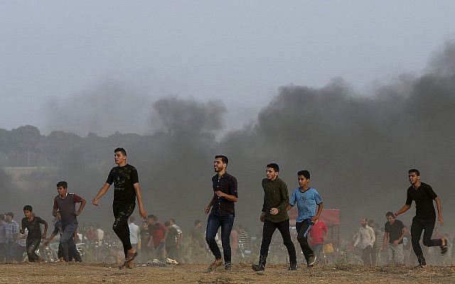 Les manifestants près de la frontière de la bande de Gaza à Khan Younès, au sud de l'enclave, le vendredi 19 octobre 2018 (Crédit : AP Photo/Adel Hana)