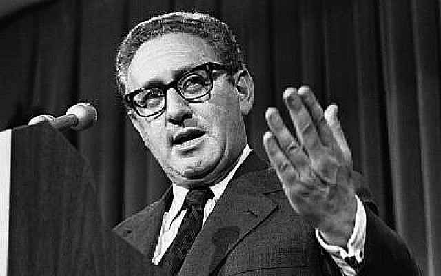 Le conseiller présidentiel Henry Kissinger informe les journalistes de la prochaine visite officielle du chef du Parti communiste soviétique Leonid Brejnev à Washington, DC, le 14 juin 1973. (AP Photo/Bob Daugherty)