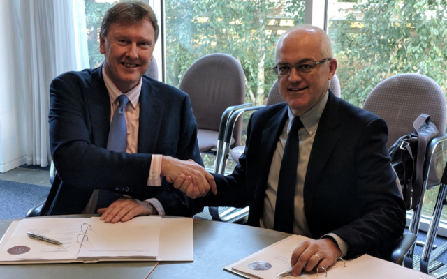 Martin Fausset, PDG d'Elbit Systems UK, à gauche, avec Stephen Woodger, du ministère de la Défense du Royaume-Uni lors de la signature de l'accord (Elbit Systems UK)