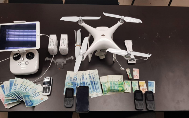 Un drone, de l'argent et des téléphones portables saisis lors d'une tentative d'infiltration dans une prison du sud d'Israël (unité du porte-parole de la police)