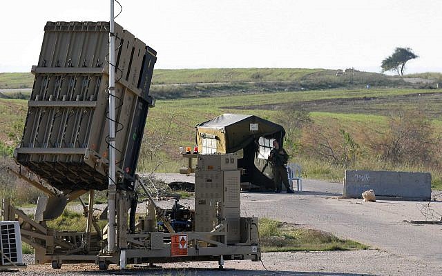 Une batterie antimissiles Dôme de fer près de la ville de Beer Sheva, dans le sud d'Israël, le 27 décembre 2014. (Flash90)