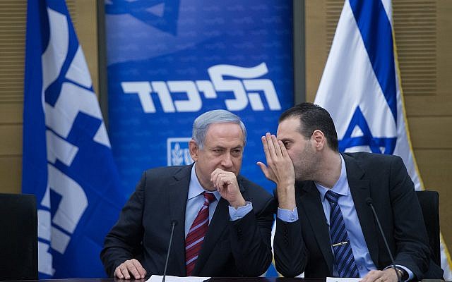Le Premier ministre Benjamin Netanyahu, à gauche , avec le député Miki Zohar durant un meeting du Likud à la Knesset, le 25 janvier 2016. (Crédit : Yonatan Sindel/Flash90)