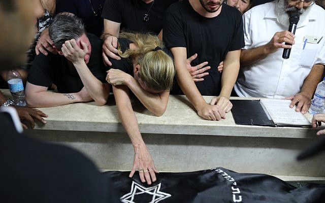 La famille et des amis lors des funérailles de Kim Levengrond Yehezkel, 28 ans, dans sa ville natale de  Rosh Haayi, le 7 octobre 2018 (Crédit : Yonatan Sindel/FLASH90)