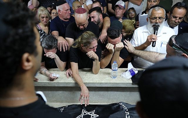 La famille et des amis lors des funérailles de Kim Levengrond Yehezkel, 28 ans, dans sa ville natale de Rosh Haayi, le 7 octobre 2018 (Crédit : Yonatan Sindel/FLASH90)