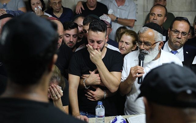 La famille et des amis lors des funérailles de Kim Levengrond Yehezkel, 28 ans, dans sa ville natale de  Rosh Haayi, le 7 octobre 2018 (Crédit : Yonatan Sindel/FLASH90)