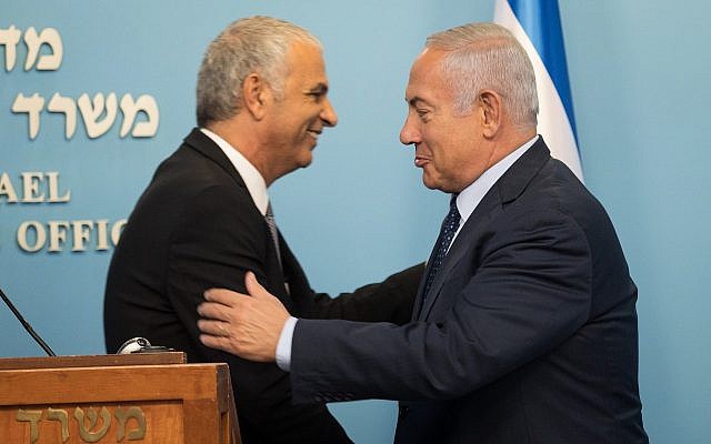 Le Premier ministre  Benjamin Netanyahu, (à droite), et le ministre des Finances Moshe Kahlon lors d'une conférence de presse au bureau du Premier ministre de Jérusalem, le 8 octobre 2018. (Crédit : Hadas Parush/Flash90)