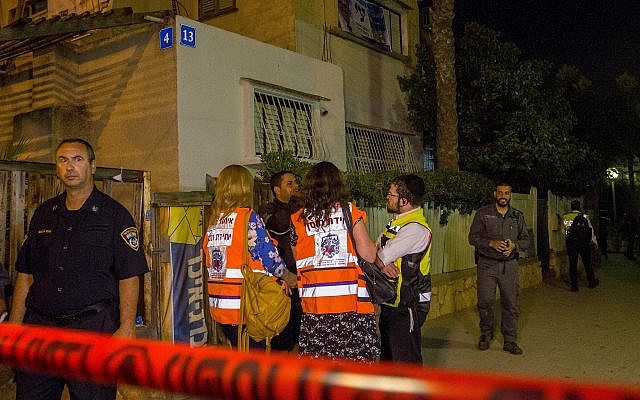 Les forces de sécurité israéliennes et les services d'urgence sur le lieu d'un crime, où une femme a été tuée par son mari, à Netanya, le 14 octobre 2018. (Crédit : Flash90)