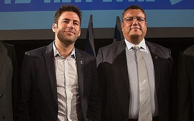 Les candidats à la mairie de Jérusalem, Ofer Berkovich (à gauche) et Moshe Lion, lors d'un débat le 21 octobre 2018 avant les élections municipales de Jérusalem du 30 octobre 2018. (Crédit : Yonatan Sindel / Flash90)