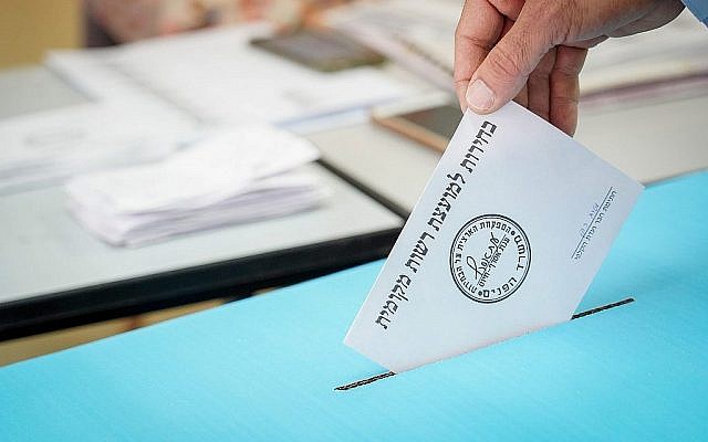 Un homme dépose son bulletin de vote dans un bureau de vote le matin des élections municipales du 30 octobre 2018 à Kedumim. Illustration (Crédit : Hillel Maeir / Flash90)